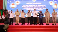 Presiden Prabowo Subianto bersama sejumlah purnawirawan TNI kompak menyanyikan lagu 'Hymne Taruna' (Istimewa)