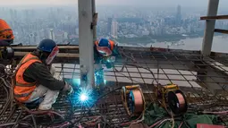 Sejumlah pekerja konstruksi bekerja di ketinggian sekitar 500 meter di lokasi pembangunan sebuah bangunan bertingkat tinggi di Wuhan, Provinsi Hubei, China tengah (11/8/2020). Para pekerja konstruksi harus menghadapi ketinggian dan panasnya udara musim panas. (Xinhua/Xiao Yijiu)