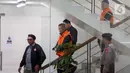 Penahanan keduanya dilakukan di Rumah Tahanan Negara (Rutan) Cabang Gedung Merah Putih KPK. Tampak dalam foto, Bupati Tulungagung, Gatut Sunu Wibowo (kedua kiri) bersama ajudannya, Dwi Yoga Ambal (kanan) dibawa petugas menuju mobil tahahan usai menjalani pemeriksaan intensif di Gedung Merah Putih Komisi Pemberantasan Korupsi (KPK), Jakarta, Minggu (12/4/2026) dini hari WIB. (Liputan6.com/Helmi Fitrhiansyah)