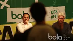 Direktur Teknik PSSI, Danurwindo (kanan) dan Pelatih PBFC, Ricky Nelson serius mendengarkan pertanyaan dari audiens pada diskusi Bincang Taktik Bola.com di SCTV Tower, Senayan City, Rabu (29/3/2017).  (Bola.com/Nicklas Hanoatubu