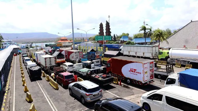 macet mengular di Pelabuhan Ketapang