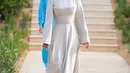 Putri Iman selaku adik putra mahkota Al Hussein tampil minimalis dengan gaun beraksen lipit pada bagian leher dada lansiran Stella McCartney. [Foto: IG/baitrania].