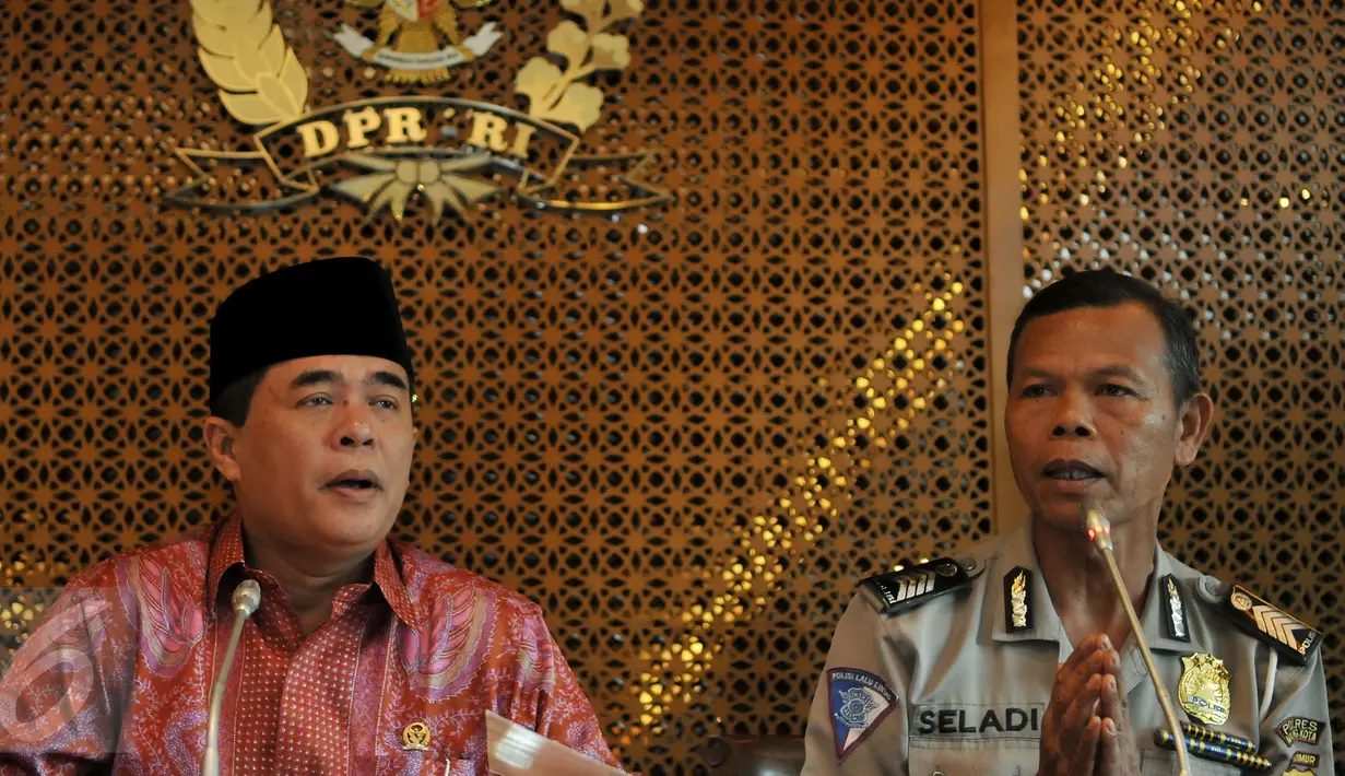 Ketua DPR Ade Komarudin (kiri) dan Bripka Seladi memberikan keterangan pers di Gedung Parlemen, Jakarta, Senin (23/5). Bripka Seladi diterima oleh ketua DPR RI dan beberapa anggota DPR lainnya untuk mendapatkan penghargaan. (Liputan6.com/Johan Tallo)