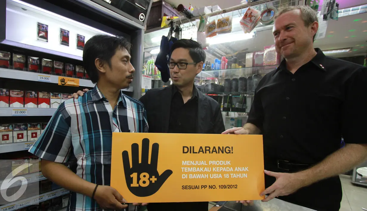 PT HM Sampoerna Tbk secara simbolis menyerahkan tanda larangan penjualan rokok kepada anak di bawah usia 18 tahun kepada Pengelola TwelveMart Sobri, di Jakarta, Rabu (30/11). (Liputan6.com/Ferry Pradolo)