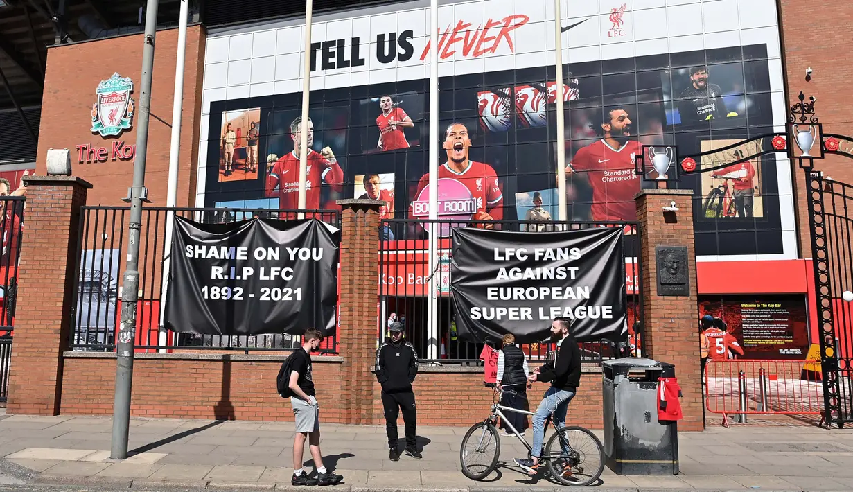 Poster anti Liga Super Eropa tergantung di luar stadion Anfield, markas klub sepak bola Liga Utama Inggris Liverpool, Senin (19/4/2021). (Foto: AFP/Paul Ellis)
