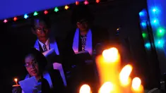 Umat Kristiani mengikuti misa Natal di Gereja "Ayam" GPIB Pniel, Jakarta, Rabu (24/12/2014). (Liputan6.com/Faisal R Syam)
