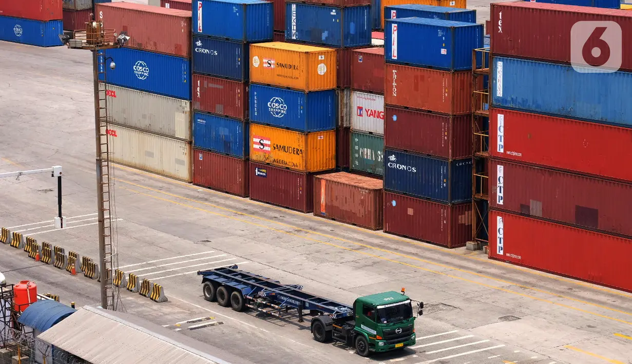 <p>Aktivitas bongkar muat peti kemas di Pelabuhan Tanjung Priok, Jakarta, Jumat (29/10/2021). Badan Pusat Statistik (BPS) menyebutkan neraca perdagangan Indonesia pada September 2021 mengalami surplus US$ 4,37 miliar karena ekspor lebih besar dari nilai impornya. (Liputan6.com/Angga Yuniar)</p>