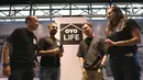 Jajaran Country Head OYO Hotels & Homes Indonesia dan Youtuber pada peluncuran OYO Life di Jakarta, Rabu (9/10/2019). OYO Life menawarkan pengalaman tinggal di kost yang aman, terstandarisasi, dan terjangkau bagi milenial. (Liputan6.com/Fery Pradolo)
