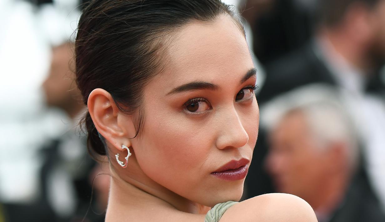 Ekspresi Kiko Mizuhara saat menghadiri pemutaran film "Yomeddine" selama Festival Film Cannes ke-71 di Prancis (9/5). Kiko Mizuhara tampil cantik dengan gaun jaring-jaring berwarna abu-abu. (AFP Photo/Anne-Christine Poujoulat)