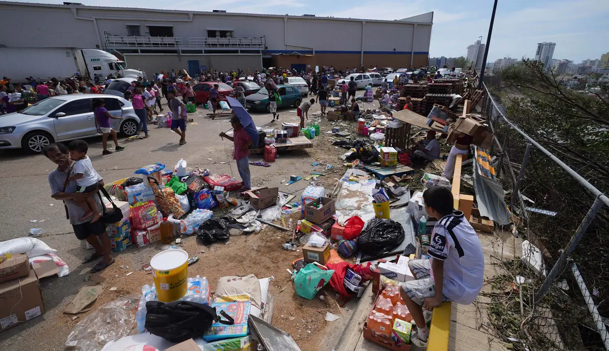 Warga mengambil barang-barang kebutuhan pokok dari toko untuk bertahan hidup. (AP Photo/Marco Ugarte)