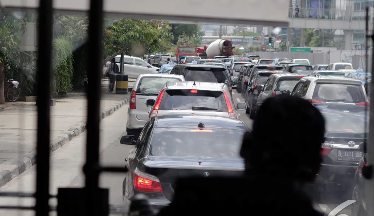 Pengadaan bus gratis ini  menyusul adanya kebijakan larangan motor melintas di Jl MH Thamrin sampai Medan Merdeka Barat, Jakarta, Rabu (17/12/2014). (Liputan6.com/Faizal Fanani)