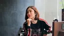 Febby Rastanty tampil mengenakan atasan sweater warna hitam senada dengan celana pendek dan hand bagnya. Mengenakan sepatu loafers maroon. [@febbyrastanty]