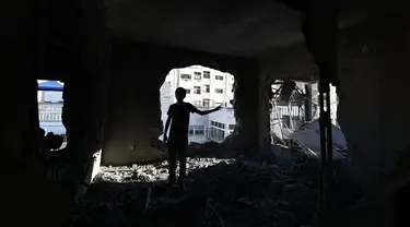 Salah satu warga memeriksa kerusakan sebuah rumah setelah serangan militer Israel di Ramallah, Tepi Barat, Selasa pada 13 Agustus 2024. (Zain JAAFAR/AFP)