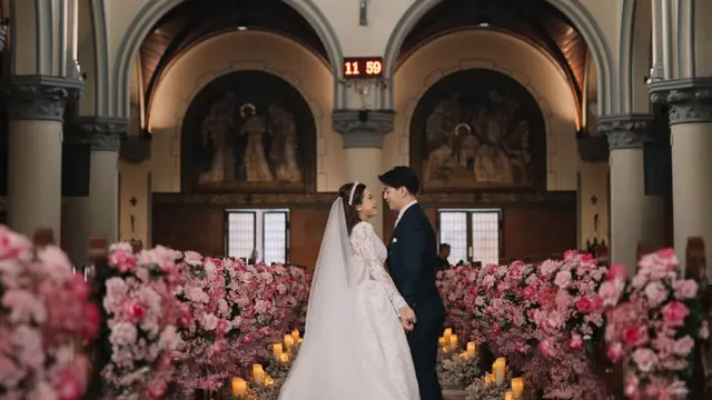 Bak Royal Couple, Brisia Jodie dan Jonathan Alden Resmi Menikah dalam Balutan Busana Pengantin Klasik di Gereja Katedral