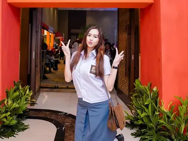 Aura Kasih, seleb berusia 35 tahun yang awet muda. Meski sudah berkepala 3, penampilan Aura Kasih masih cocok disebut ABG ketika memakai seragam OSIS SMA. Tak ayal foto Aura Kasih pakai seragam SMA ini banjir pujian. (Liputan6.com/IG/aurakasih)