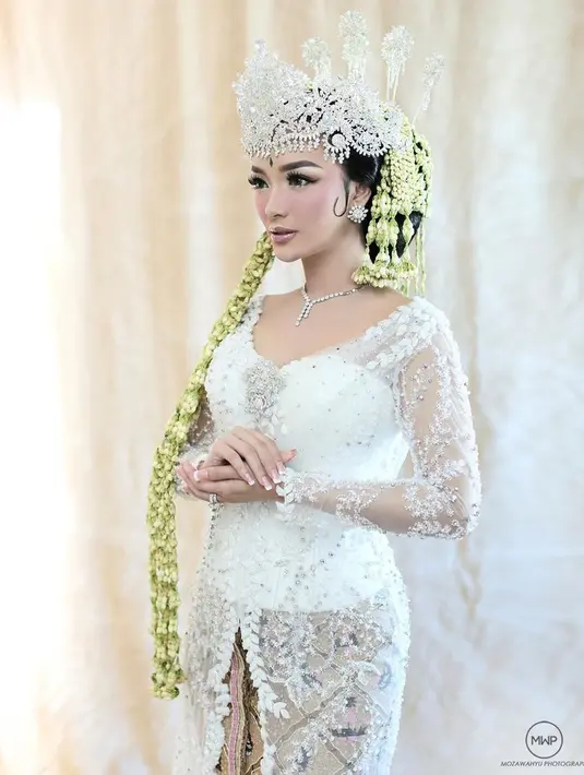 Kebaya berwarna putih yang digunakan oleh Zaskia Gotik lengkap dengan siger Sunda ini juga tak lepas dari sorotan. Banyak netizen yang menyebut penampilannya membuat banyak orang pangling saat acara pernikahan. (Liputan6.com/IG/@zaskia_gotix)