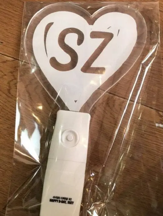 Seperti yang dikabarkan Naver, selain cincin, Suszy juga memberikan lightstick dan foto. (Foto: Allkpop.com)