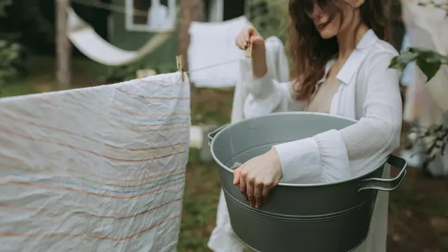 Solusi Atasi Baju Hitam Kusam dengan Tambahan Bahan Dapur