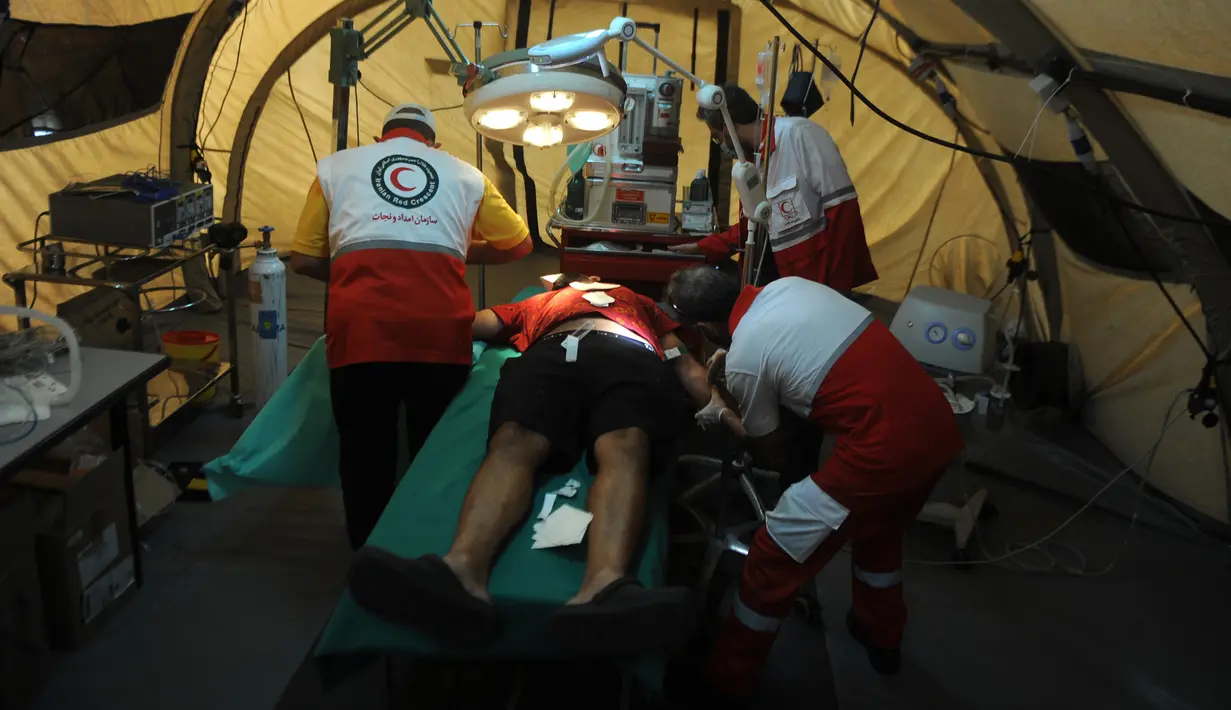 Para pekerja medis merawat pasien di rumah sakit lapangan bantuan dari Iran di Beirut, Lebanon, 10 Agustus 2020. Lebanon menerima bantuan rumah sakit lapangan dari sejumlah negara dalam beberapa hari terakhir. (Xinhua/Bilal Jawich)