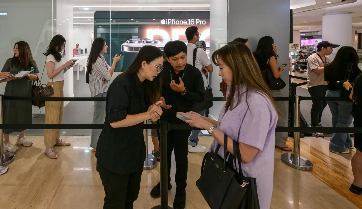 Secara resmi, mulai hari ini, Jumat 11 April 2025, Apple meluncurkan sekaligus melakukan penjualan iPhone 16 series di Indonesia. (BAY ISMOYO/AFP)