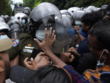 Mahasiswa bentrok dengan polisi selama protes menuntut pengunduran diri presiden Gotabaya Rajapaksa di parlemen di Kolombo, Sri Lanka (8/4/2022). Mereka menyerukan diakhirinya ketidakstabilan politik di tengah tuntutan publik agar presiden mengundurkan diri. (AP Photo/Eranga Jayawardena)