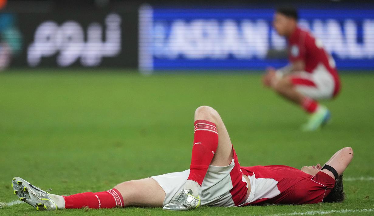 Pemain Timnas Indonesia terkapar lesu setelah ditaklukkan Australia dalam matchday ketujuh Grup C di Sydney Football Stadium, Sydney, pada Kamis (20/3/2025) sore WIB. (AP Photo/Mark Baker)