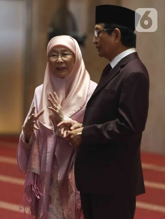 Istri Perdana Menteri Malaysia, Wan Azizah Wan Ismail berbincang dengan Imam Besar Masjid Istiqlal Nasaruddin Umar saat mengunjungi Masjid Istiqlal, Jakarta Senin (9/1/2023). Istri Perdana Menteri Malaysia, Wan Azizah Wan Ismail, menunaikan ibadah salat di Masjid Istiqlal Jakarta. (Liputan6.com/Herman Zakharia)