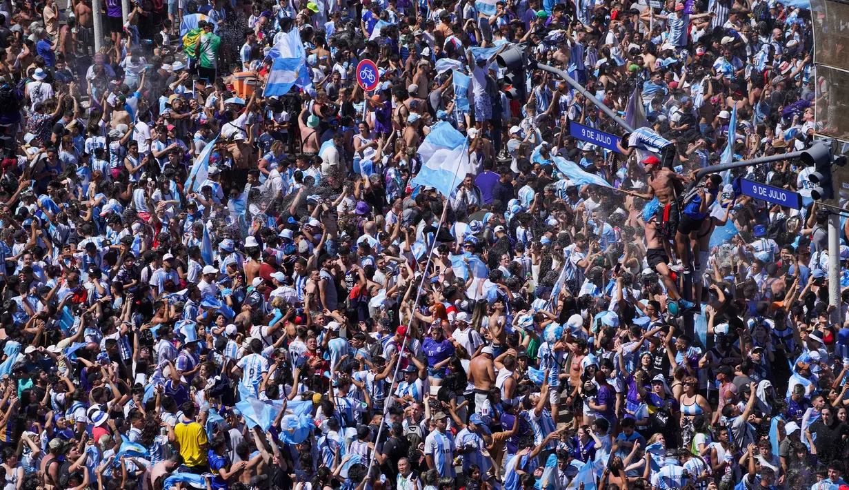 Suporter merayakan kemenangan timnas sepak bola Argentina atas Prancis pada pertandingan sepak bola final Piala Dunia Qatar 2022 di Buenos Aires, Argentina, 18 Desember 2022. Argentina menang 4-2 dalam drama adu penalti setelah pertandingan berakhir imbang dengan skor 3-3. (AP Photo/Matilde Campodonico)