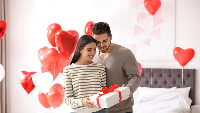 Memberinya Hadiah Sebagai Apresiasi Atas Jerih Payahnya Selama Ini