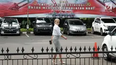 Nikita Mirzani tiba di Polda Metro Jaya, Jakarta, Senin (26/2). Nikita menjalani pemeriksaan tahap penyidikan laporan penyebaran tweet palsu dengan konten penghinaan terhadap Panglima TNI terdahulu Jendral Gatot Nurmantyo. (Liputan6.com/Faizal Fanani)