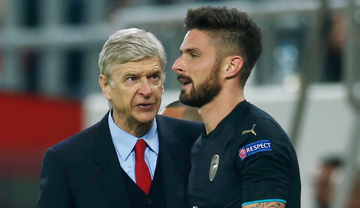 Olivier Giroud merayakan selebrasi dengan pelatihnya Arsene Wenger setelah mencetak hattrick melawan Olympiakos di Stadion Georgios Karaiskakis, Piraeus, Yunani  (9/12). Arsenal menang atas Olympiakos dengan skor 3-0. (Reuters/Andrew Couldridge)