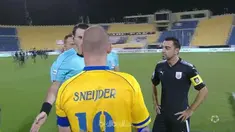 Legenda Barcelona, Xavi menutup sinar mantan pemain Inter Milan, Wesley Sneijder kala klub baru kedua bintang Eropa ini bertemu di...
