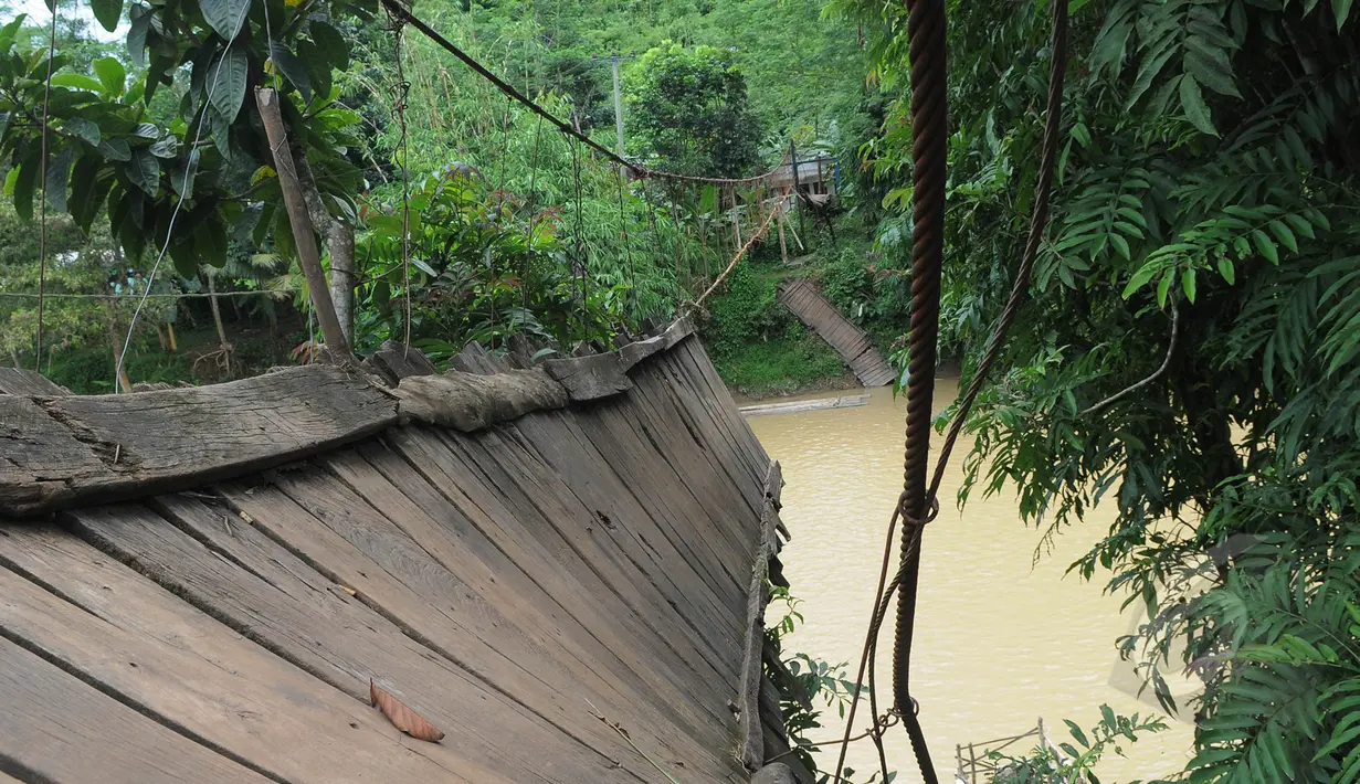 Kondisi jembatan putus di Lebak, Banten, Senin (16/3/2015). Jembatan yang menghubungkan antara Kecamatan Cimarga dan Kecamatan Sajira, Kabupaten Lebak, putus pada Selasa (10/3) lalu. (Liputan6.com/Herman Zakharia)