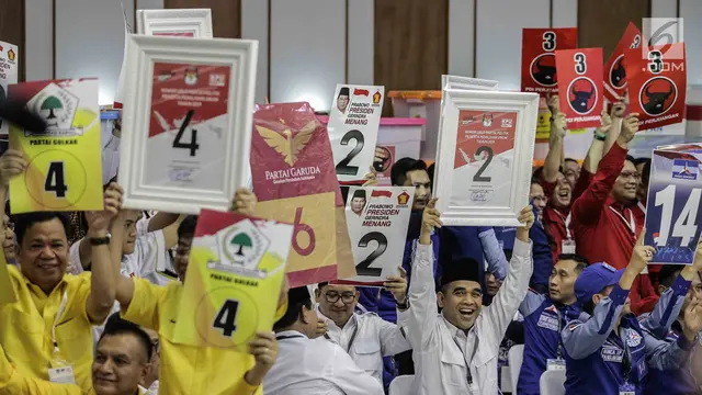Tak Mau Kalah dengan Suporter Bola, Peserta Parpol Bawa Poster Nomor Urut