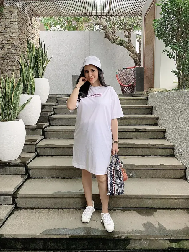 6 Potret Momo Geisha Pamer Baby Bump, Tetap Tampil Menawan