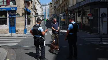 Polisi Prancis mengawasi seorang pejalan kaki di zona akses terbatas di Paris pada 19 Juli 2024. (EMMANUEL DUNAND/AFP)