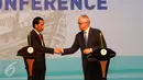 Presiden RI Joko Widodo bersalaman dengan PM Australia Malcom Turnbull usai memberikan keterangan pers terkait hasil KTT IORA 2017 di JCC, Jakarta, Selasa (7/3). KTT IORA 2017 menghasilkan kesepakatan Jakarta Concord. (Liputan6.com/Angga Yuniar)