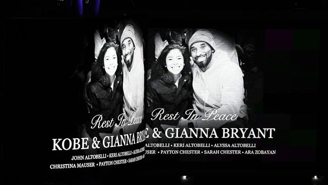 Layar video ditampilkan di LA Live untuk menghormati Kobe dan putrinya Gigi Bryant sebelum pertandingan antara Los Angeles Lakers dan Portland Trail Blazers di Staples Center di Los Angeles, California (31/1/2020). (Kevork Djansezian/Getty Images/AFP)