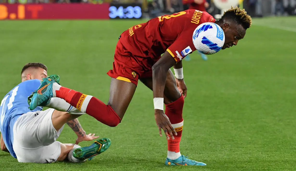 Memasuki 10 menit akhir, Roma mulai menjaga tempo untuk mempertahankan skor. Tidak ada gol tambahan. Skor 3-0 untuk kemenangan pasukan Jose Mourinho. (AFP/Tiziana Fabi)