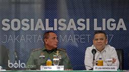 Berlinton Siahaan (kanan) didapuk sebagai nahkoda untuk suksesnya pelaksanaan Liga 1 Indoneisa di Gedung Kostrad, Jakarta, Kamis (16/3/2017). Liga 1 Indonesia rencananya bergulir pada tanggal 15 April 2017. (Bola.com/Nicklas Hanoatubun)