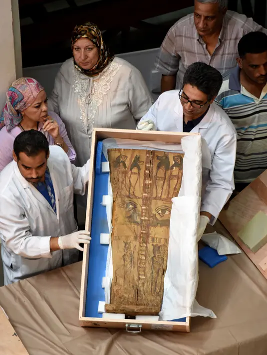 Petugas memperlihatkan sarkofagus kuno di Museum Mesir, Kairo, Selasa (21/6). Mesir mengatakan artefak kuno telah diimpor secara ilegal setelah diselundupkan melalui negara ketiga. (AFP PHOTO / Mohamed El-Shahed)