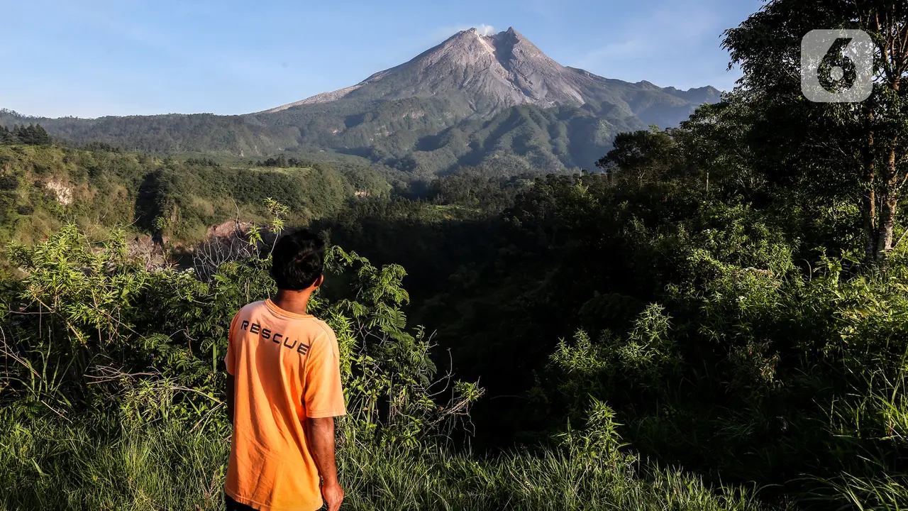Memantau aktivitas Merapi