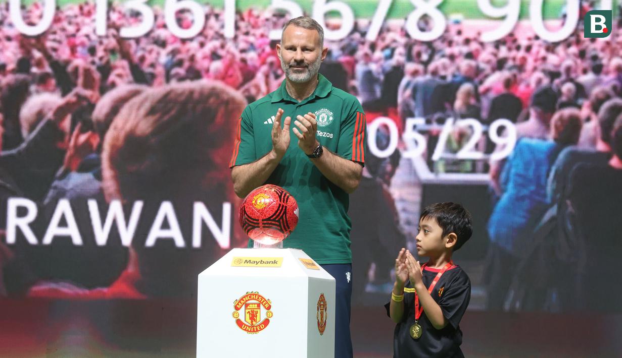 Legenda Manchester United, Ryan Giggs usai menekan bel tanda peluncuran kartu kredit Maybank yang berkolaborasi dengan Manchester United di Jakarta Convention Center (JCC), Senayan, Jakarta, Sabtu (18/5/2024). (Bola.com/M Iqbal Ichsan)