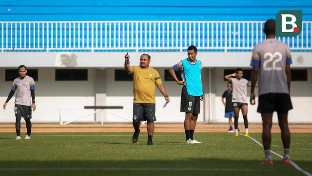 Foto: Coach Imran Nahumarury Pimpin Langsung Latihan Rutin PSIM Yogyakarta, Promosi ke Liga 1 Adalah Tantangan