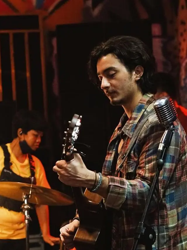 Berperan Jadi Pengamen Jalanan, Ini Potret Bryan Domani saat Bawa Gitar
