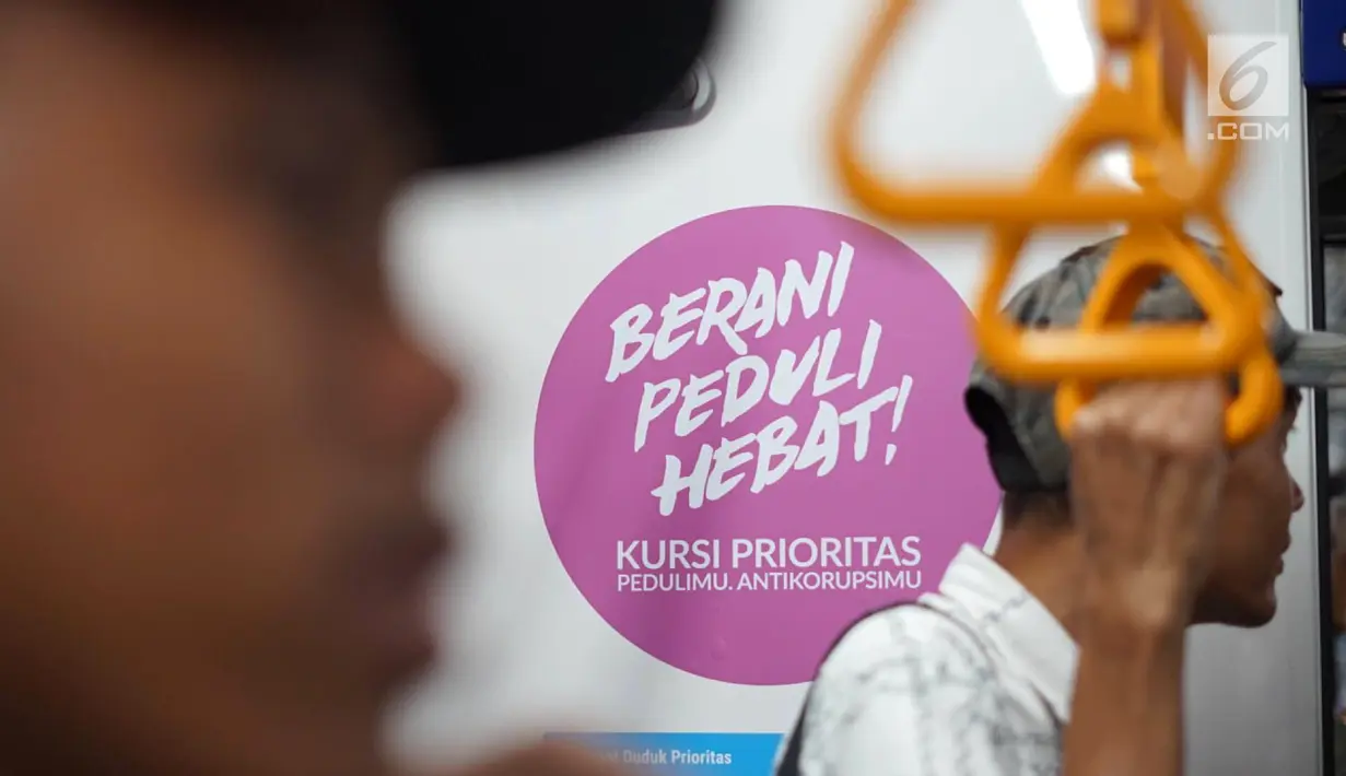 Poster Berani Peduli Hebat ditempel di gerbong kereta MRT Jakarta, Selasa (27/8/2019). KPK dengan PT MRT Jakarta bekerjasama mengkampanyekan antikorupsi dengan memasang poster di gerbong kereta. (Liputan6.com/Immanuel Antonius)