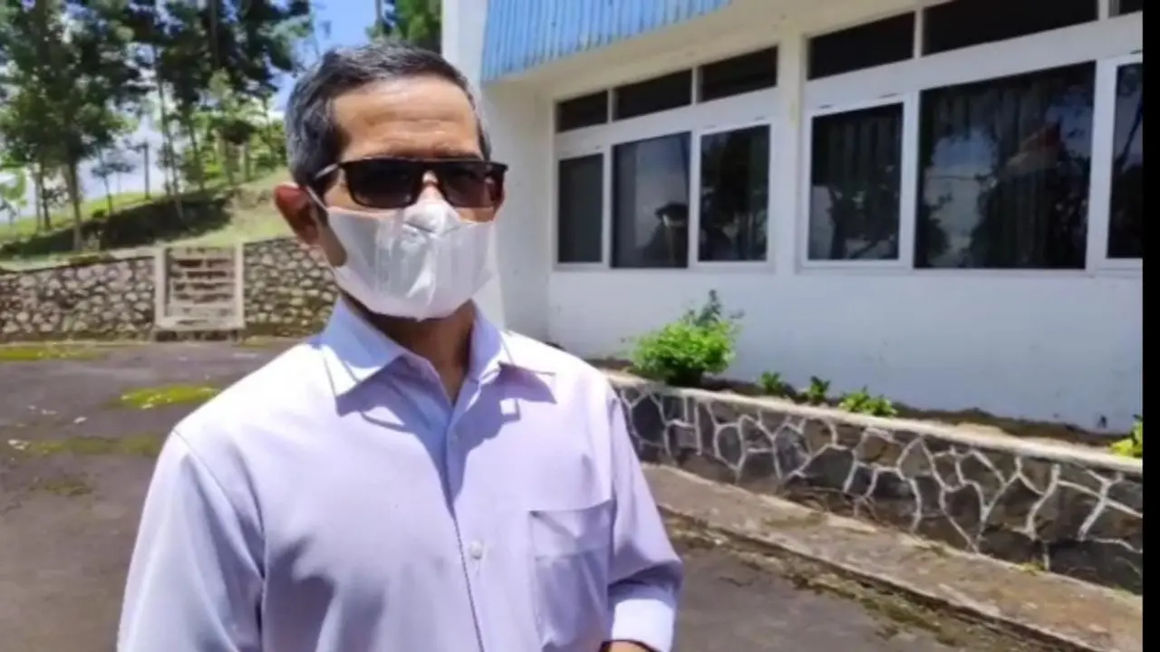 Kepala Diskominfo Garut, Muksin, dalam pengecekan lokasi pemancar yang berada di Kecamatan Cilawu, Kabupaten Garut, Rabu (23/3/2022).