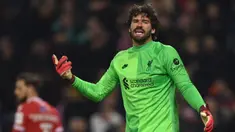 Alisson Becker berperan penting untuk kemenangan Liverpool atas Manchester City pada laga lanjutan Liga Inggris 2022/2023 di Anfield, Minggu (16/10/2022) malam WIB. Selain berhasil menjaga gawangnya tanpa kebobolan, ia juga berhasil mencetak assist untuk Mohamed Salah yang berbuah menjadi satu-satunya gol kemenangan. Pemain asal Brasil itu sejauh ini tercatat telah membuat tiga assist di Liga Inggris. (AFP/Paul Ellis)