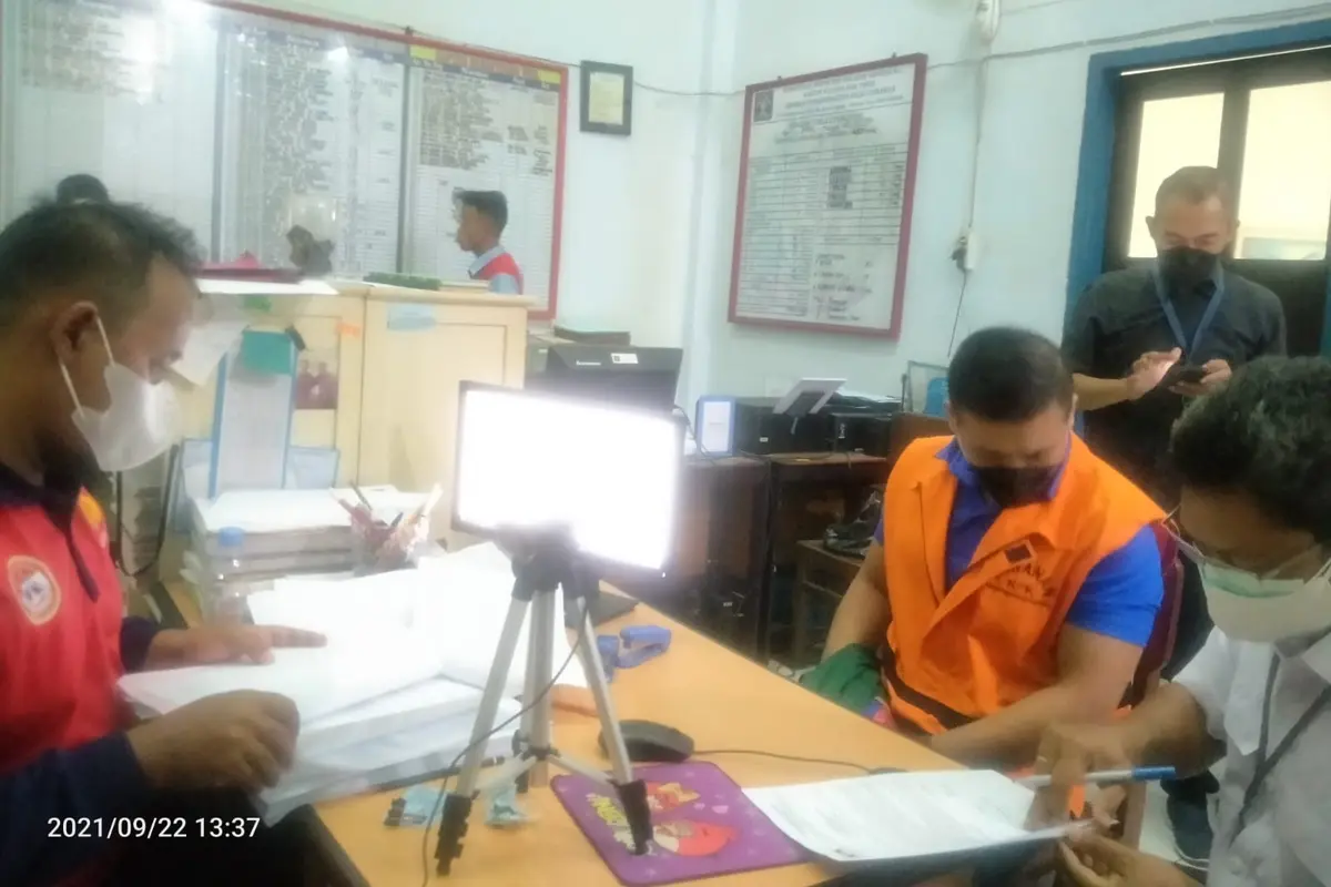 Andreau Misanta Pribadi (AMP) saat tiba di Lapas Kelas I Surabaya.(Dian Kurniawan/Liputan6.com)