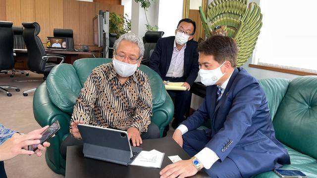 Dubes RI untuk Jepang Heri Akhmadi menerima kunjungan Wali Kota Oarai, Yutaka Kunii di Gedung KBRI Tokyo.